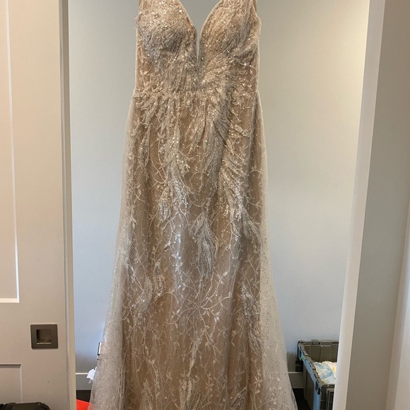 Never been worn wedding dress from David’s bridal - Picture 9 of 13